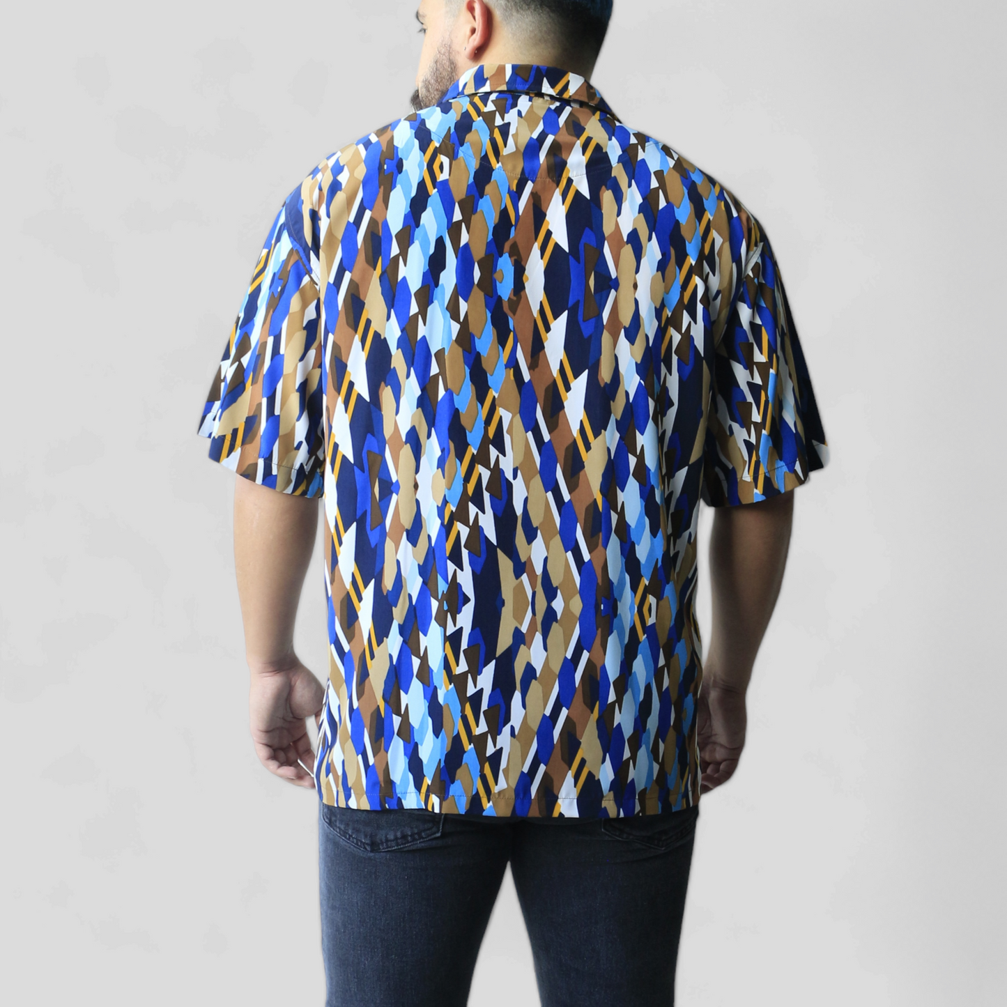 Camisa Mosaico De Colores Con Cuello Bowling